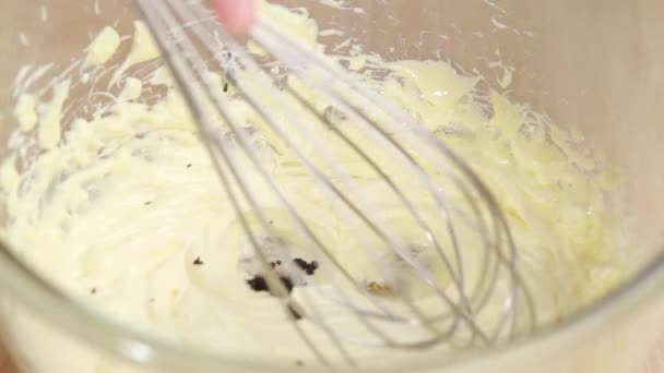 Vanille zaden wordt geroerd tot boter — Stockvideo