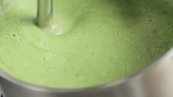 Pureeing pea soup — Stock Video