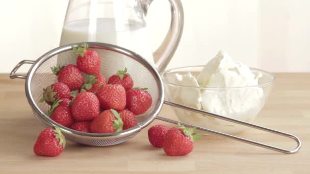 딸기 우유와 아이스크림 — 비디오