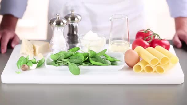 Ingredienti per cannelloni con spinaci — Video Stock