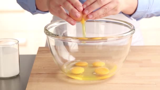 Œuf craqué dans un bol — Video