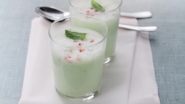 Sopa de pepino y yogur en vasos — Vídeos de Stock