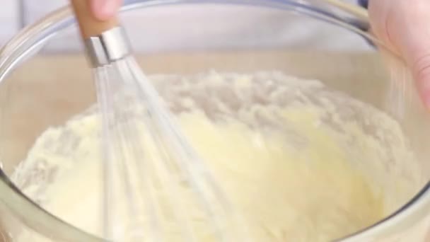 Crema siendo batida en un tazón — Vídeo de stock