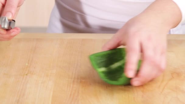 Een groene peper wordt gesneden — Stockvideo