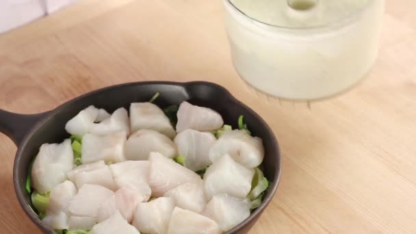 Creme fraiche being poured over fish — Stock Video