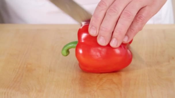 Halving and deseeding a red pepper — Stock Video