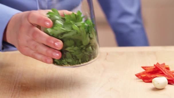 Biber ve sarımsak otlar için eklenen — Stok video