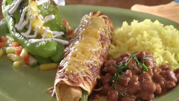 Taco op schotel plaatsen — Stockvideo