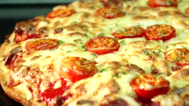 Pizza Mozzarella peyniri ile tepesinde — Stok video