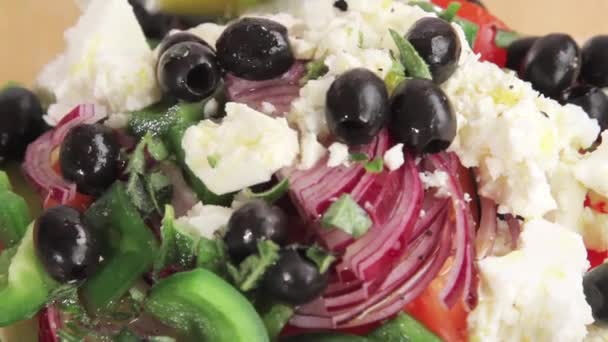 Vinaigrette über Salat geträufelt — Stockvideo