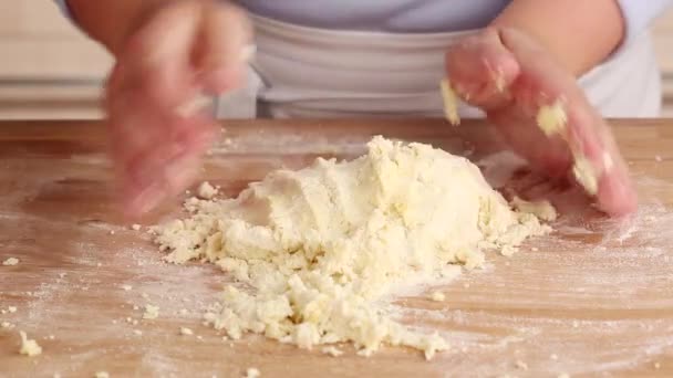 Ingredientes de pastelería amasados — Vídeos de Stock