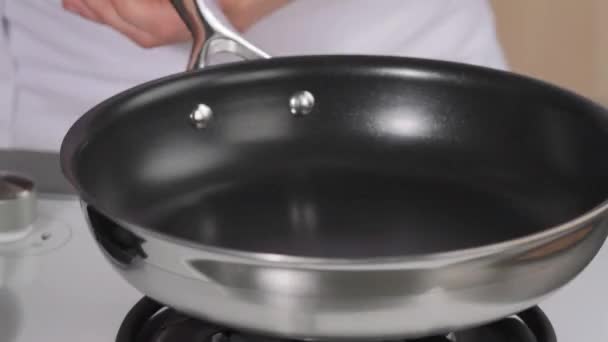 Butter being added to a pan — Stock Video