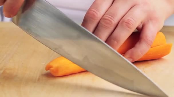 Морковь режут. — стоковое видео