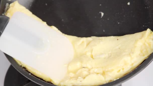 Omelette being cooked in frying pan — Stock Video