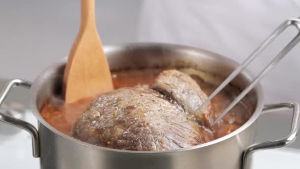 Pouring red wine over beef — Stock Video