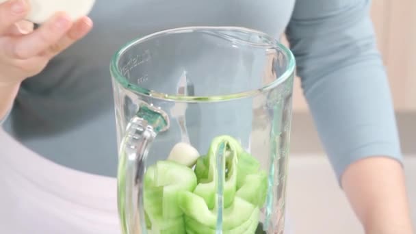 酸奶和黄瓜在搅拌机里 — 图库视频影像