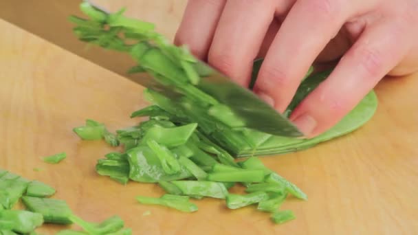 Cutting up mangetout — Stock Video