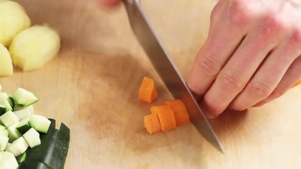 Homme dicing carottes — Video