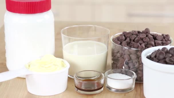 Ингредиенты для шоколадной помадки — стоковое видео