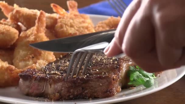 Grilled beef steak and prawns — Stock Video