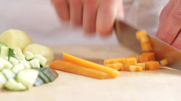 Шеф-повар нарезает морковь — стоковое видео