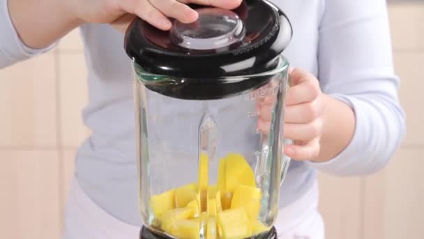 Mango blandas i en mixer — Stockvideo