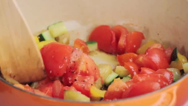 Verduras mezcladas que se añaden a una sartén — Vídeos de Stock