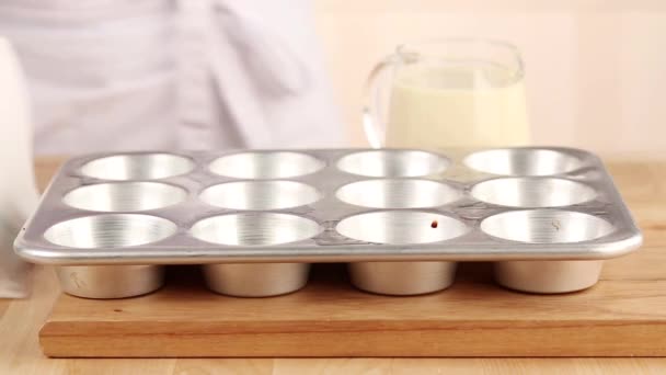 Pastella versata in una lattina di muffin — Video Stock