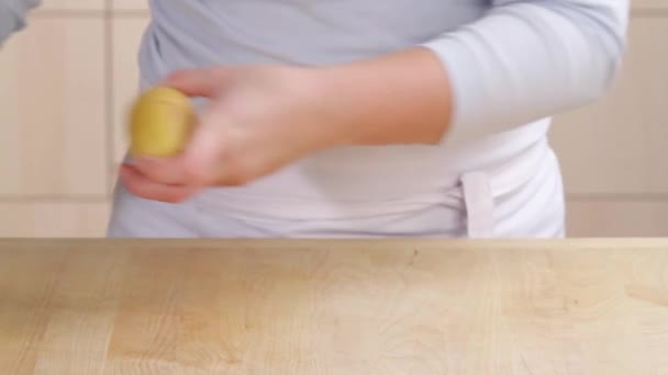 Chef épluchant une pomme de terre — Video