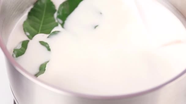 Суп из кокосового молока с имбирем — стоковое видео