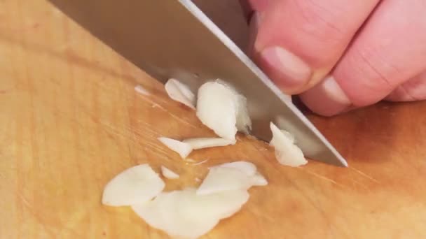 Garlic being sliced — Stock Video