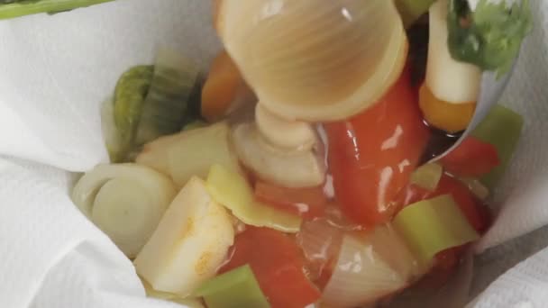 Stock de légumes en cours de tamisage — Video