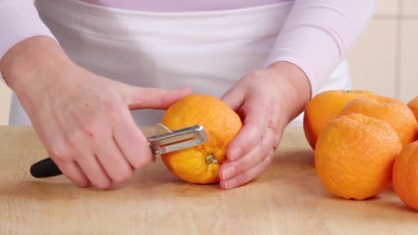 Пилинг севильских апельсинов — стоковое видео
