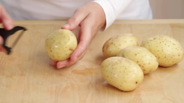 Chef peeling potatoes — Stock Video