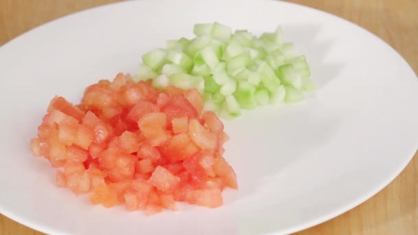 Chopped tomato, cucumber and pepper — Stock Video