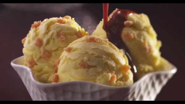 Ванильное карамельное мороженое — стоковое видео