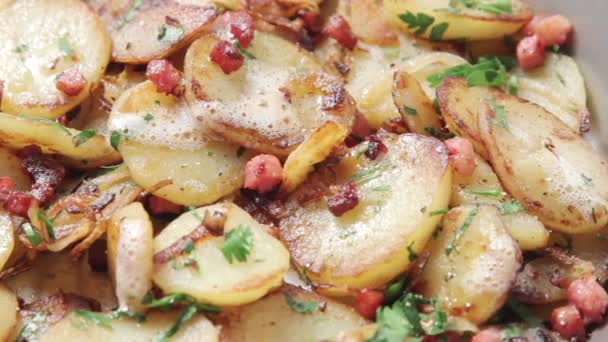 Картофель с салатами — стоковое видео