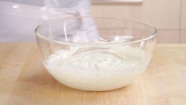 Tzatziki in einer Glasschüssel — Stockvideo