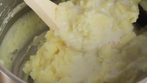 Míchání bramborová kaše — Stock video