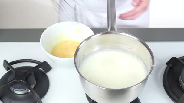 Salsa de bechamel que se cocina en olla — Vídeos de Stock