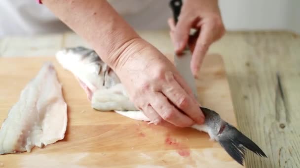 Woman filleting fish — Stock Video