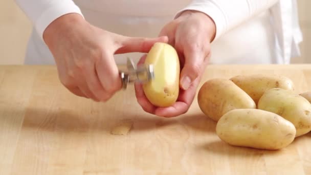 Person peeling a potato — Stock Video