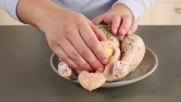 Pollo relleno con limón y romero — Vídeo de stock