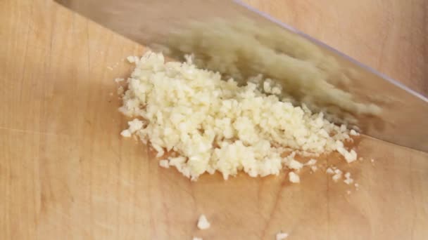 Knoflook kruidnagel wordt gehakt — Stockvideo