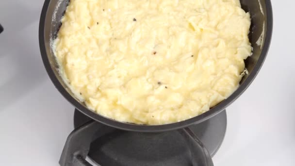 Omelete a ser cozinhada — Vídeo de Stock