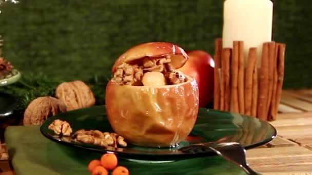 Baked apple decorated for Christmas — Stock Video