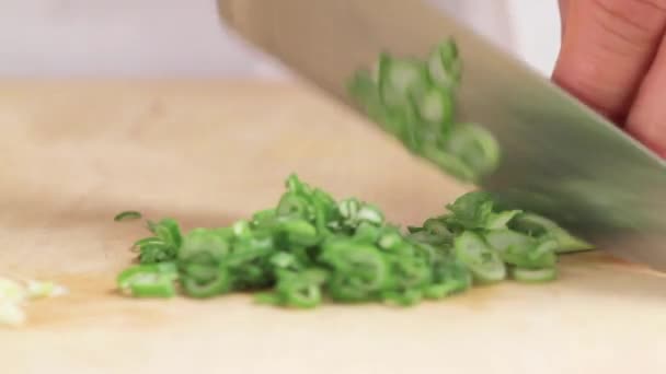 Tagliare le foglie di cipolla in anelli — Video Stock