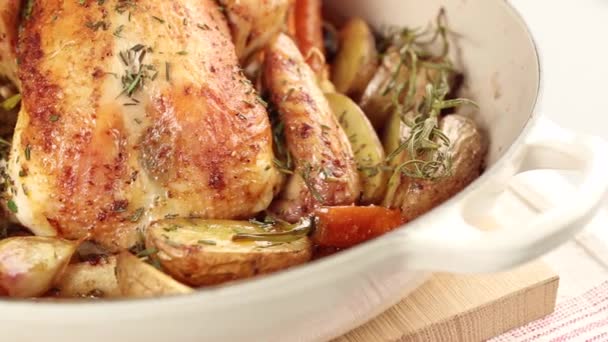 Pečené kuře na rozmarýnu — Stock video