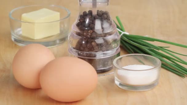 Ingredientes de uma omeleta na mesa — Vídeo de Stock