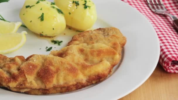 Breaded veal escalope — Stock Video